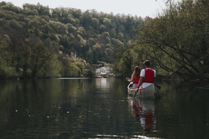 Picture of 2 people canoeing on the Wye